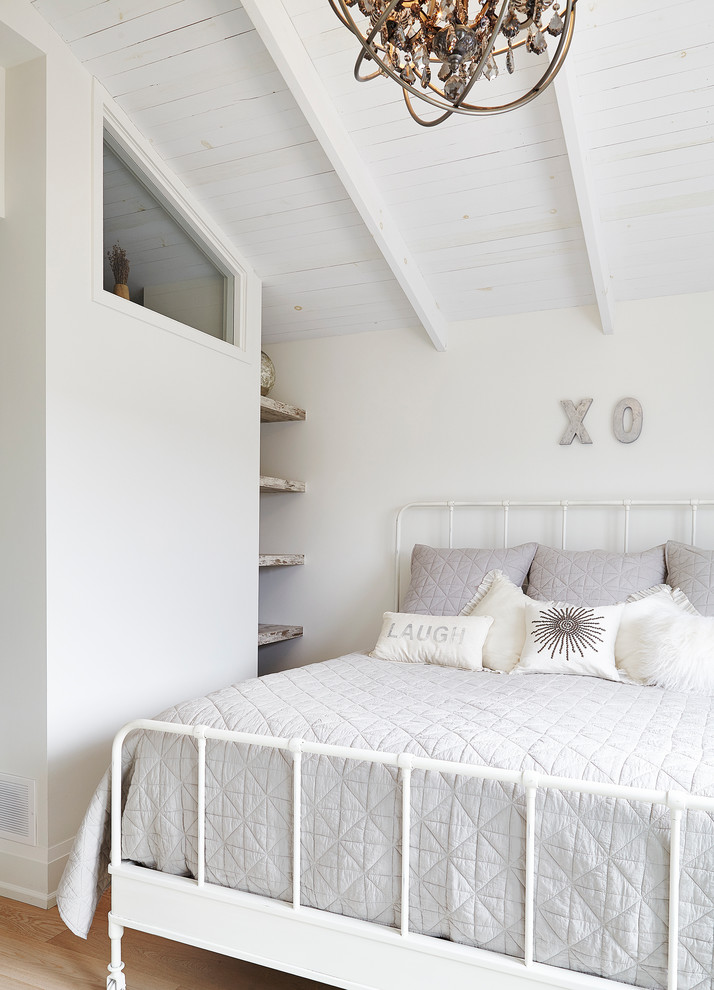 Inspiration pour une chambre d'amis traditionnelle de taille moyenne avec un mur blanc, parquet clair et aucune cheminée.