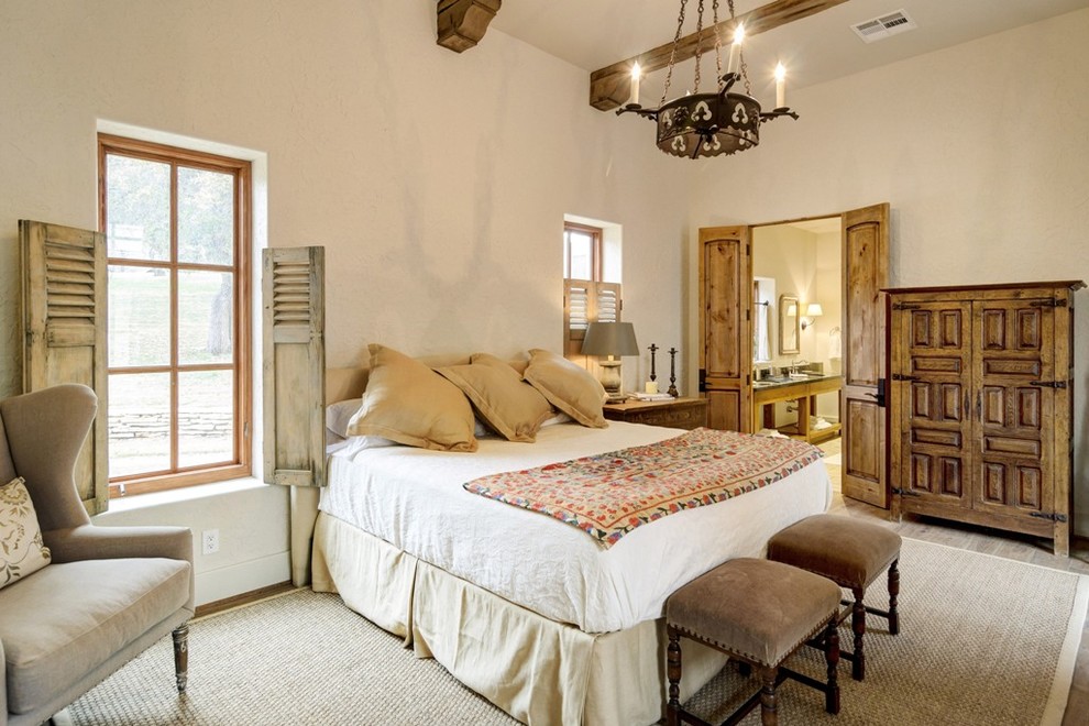 Inspiration för ett medelhavsstil sovrum, med beige väggar