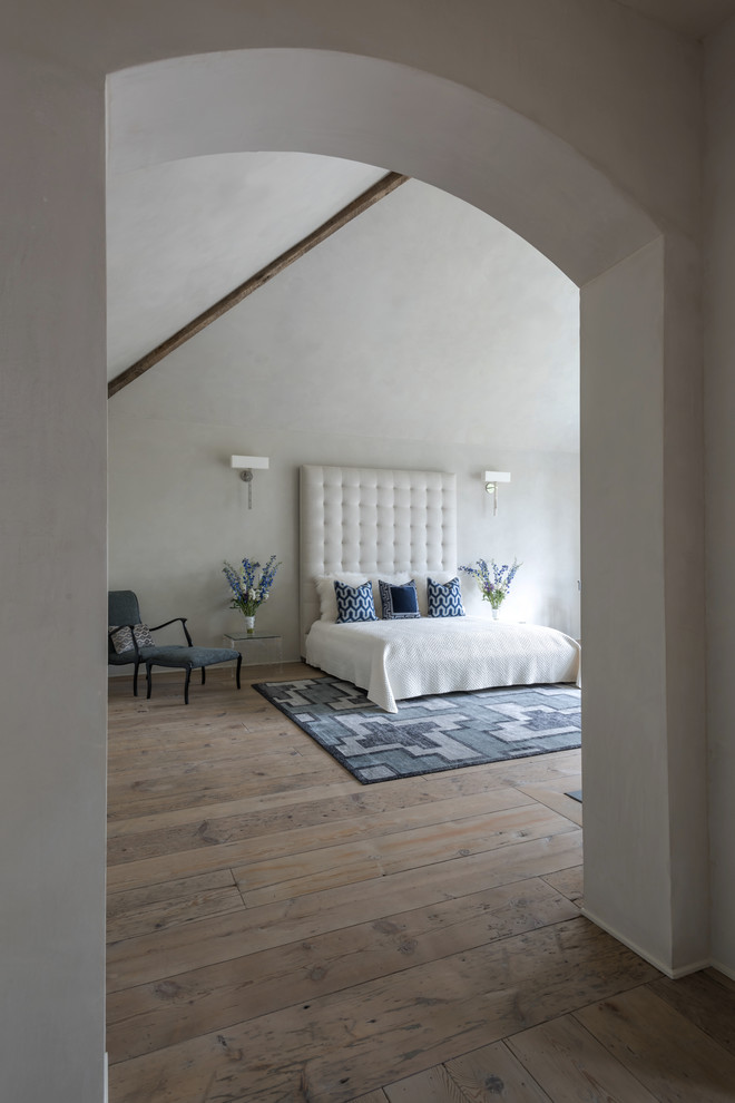 Источник вдохновения для домашнего уюта: большая хозяйская спальня в стиле кантри с серыми стенами и фасадом камина из камня