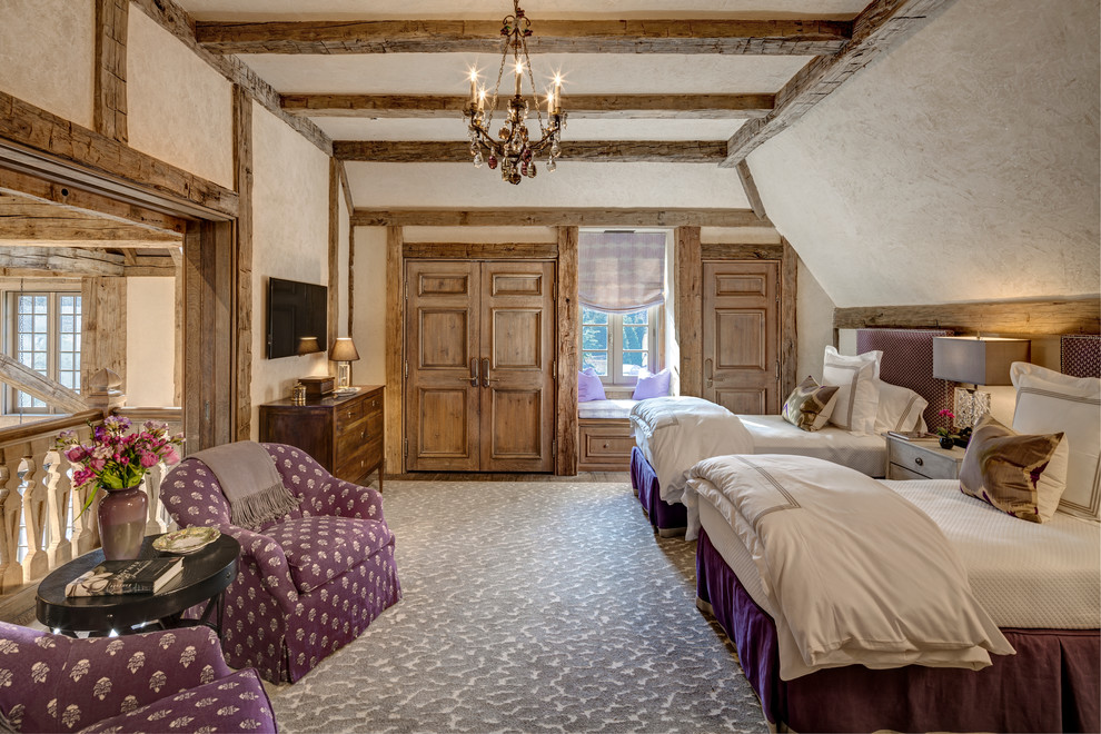 На фото: гостевая спальня (комната для гостей) в классическом стиле с бежевыми стенами и ковровым покрытием