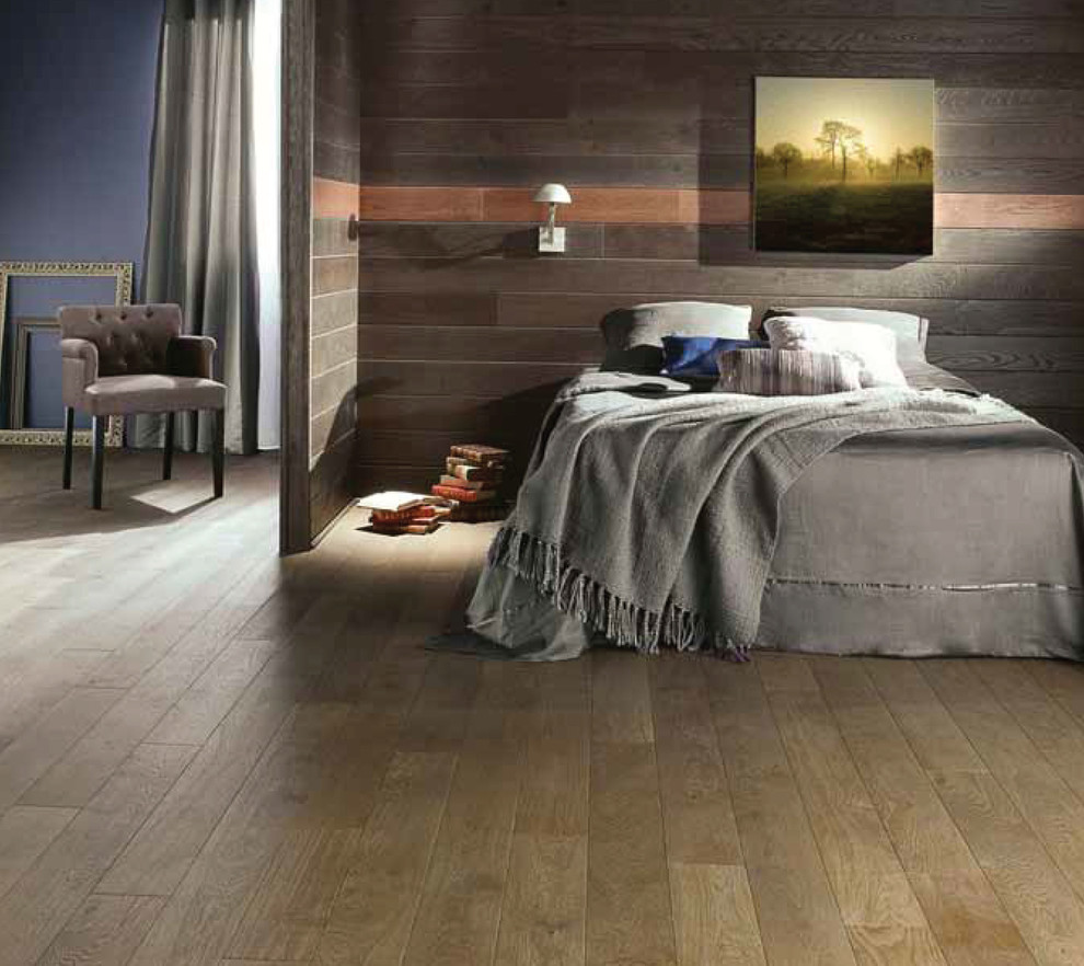 Foto de dormitorio principal clásico renovado de tamaño medio con paredes blancas, suelo de madera oscura y suelo marrón