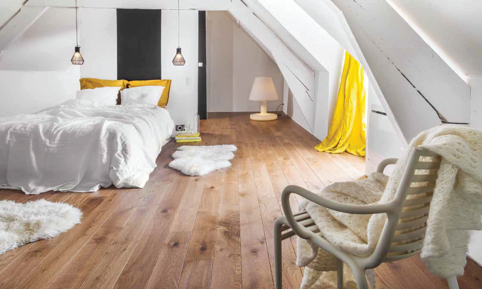 Immagine di una grande camera da letto stile loft design con pareti bianche e parquet chiaro