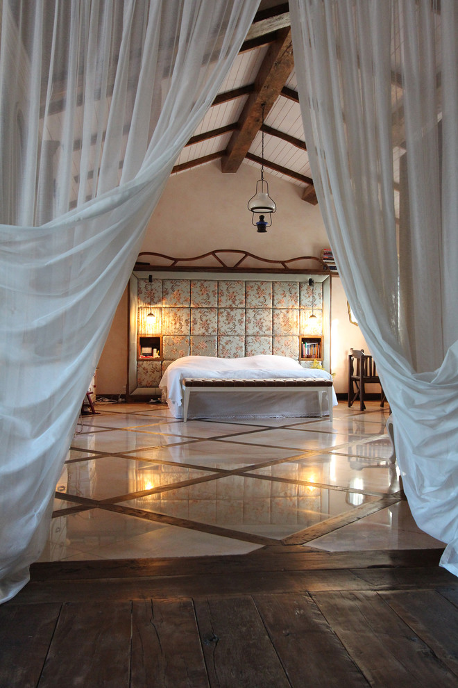 Idee per una camera matrimoniale eclettica con pareti beige, pavimento in marmo e pavimento multicolore