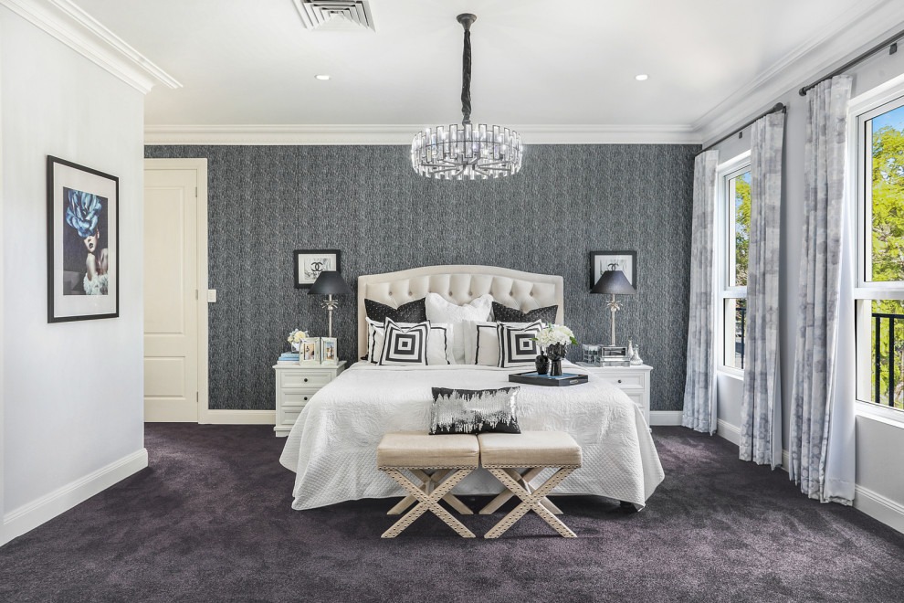 Modelo de dormitorio tradicional renovado con paredes grises, moqueta, suelo negro y papel pintado