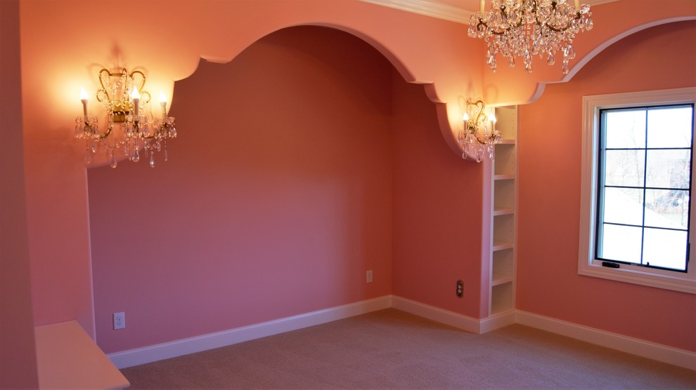Imagen de habitación de invitados clásica renovada de tamaño medio con paredes rosas, moqueta y suelo beige