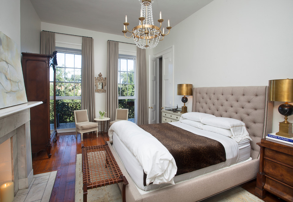 ニューオリンズにあるトラディショナルスタイルのおしゃれな寝室 (白い壁、濃色無垢フローリング、標準型暖炉、石材の暖炉まわり) のレイアウト