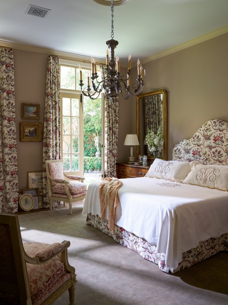 Immagine di una camera da letto classica con pareti marroni