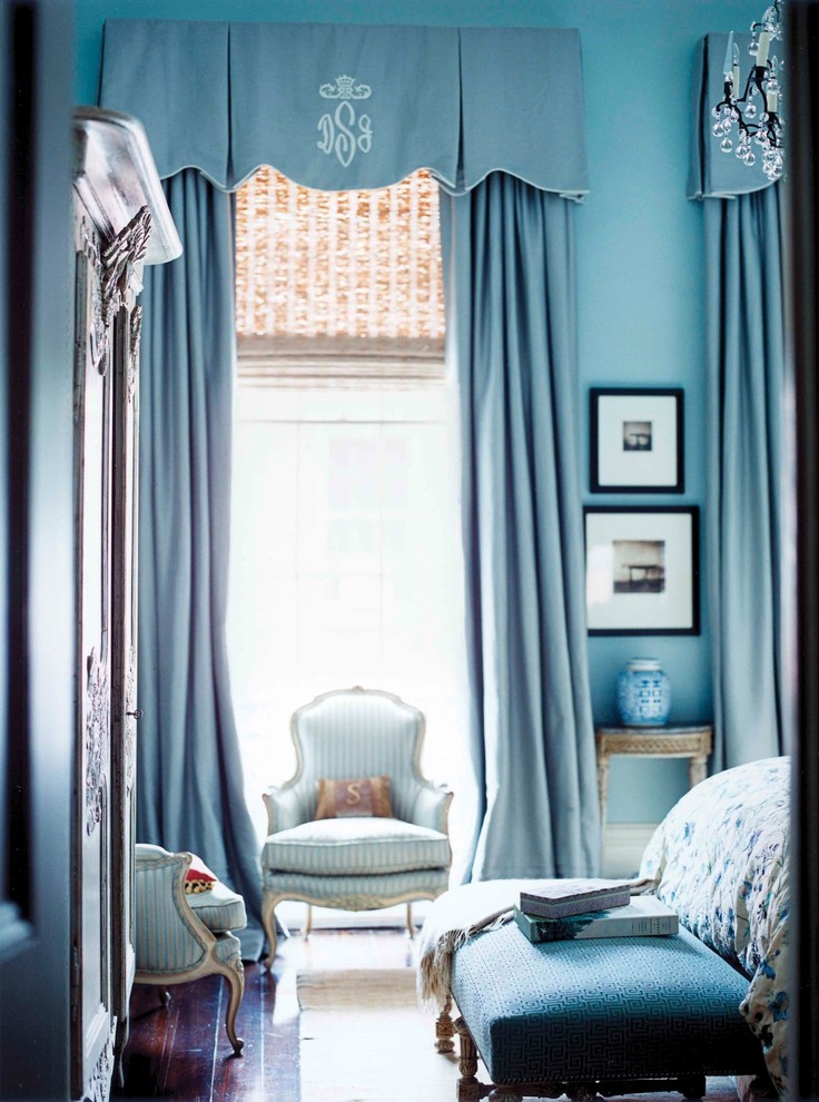 Mittelgroßes Klassisches Hauptschlafzimmer mit blauer Wandfarbe, dunklem Holzboden und braunem Boden in New Orleans