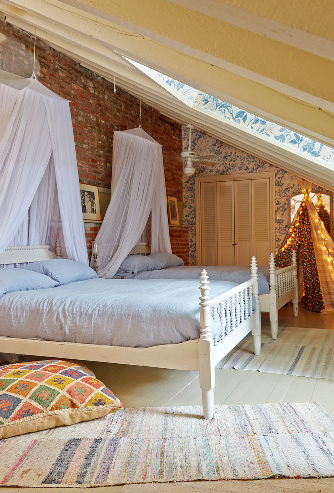 Exempel på ett shabby chic-inspirerat sovrum, med flerfärgade väggar och målat trägolv
