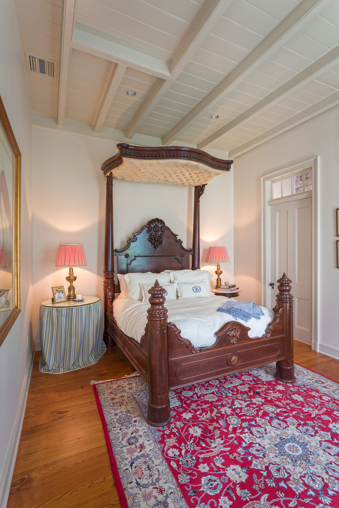 Imagen de dormitorio clásico con suelo de madera en tonos medios