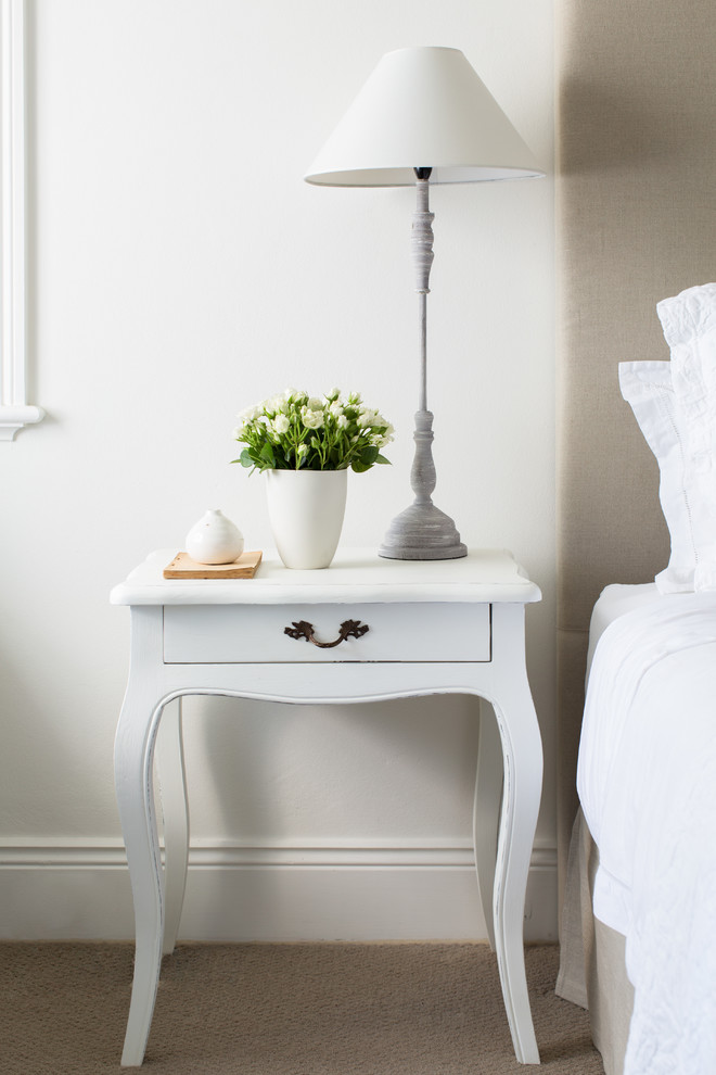 Источник вдохновения для домашнего уюта: спальня среднего размера в классическом стиле с белыми стенами и ковровым покрытием