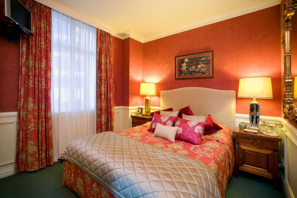 Источник вдохновения для домашнего уюта: спальня в классическом стиле с красными стенами и телевизором