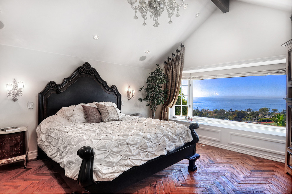 Стильный дизайн: гостевая спальня среднего размера, (комната для гостей) в средиземноморском стиле с белыми стенами, полом из терракотовой плитки, стандартным камином, фасадом камина из камня и коричневым полом - последний тренд