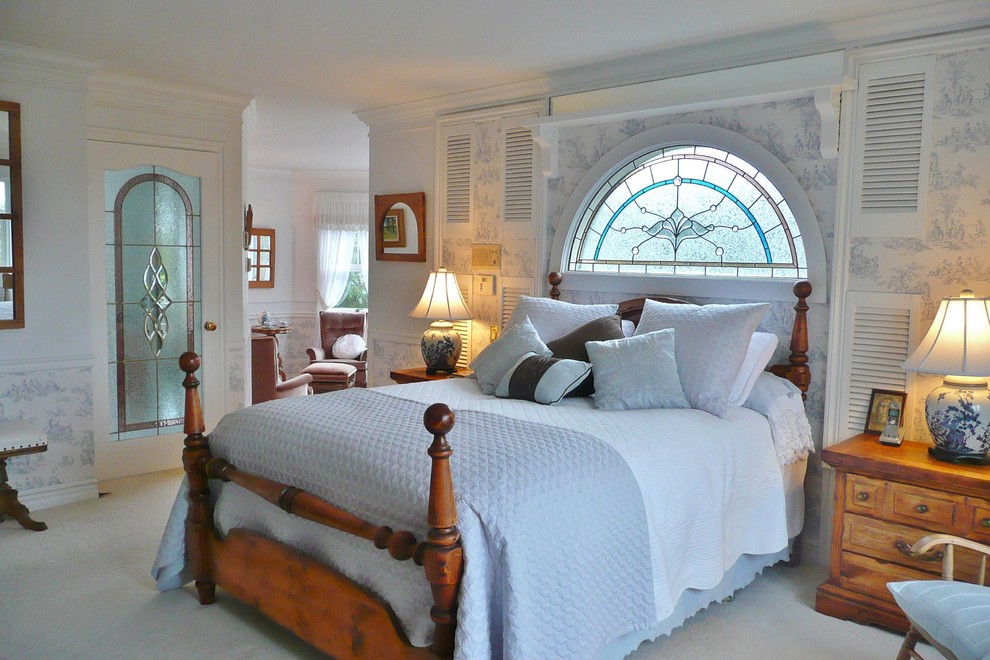 Идея дизайна: спальня в викторианском стиле с ковровым покрытием