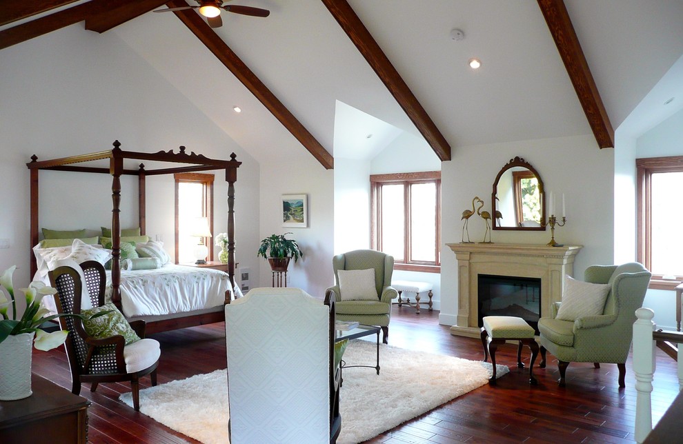 Aménagement d'une chambre parentale classique avec un mur blanc, parquet foncé et une cheminée standard.