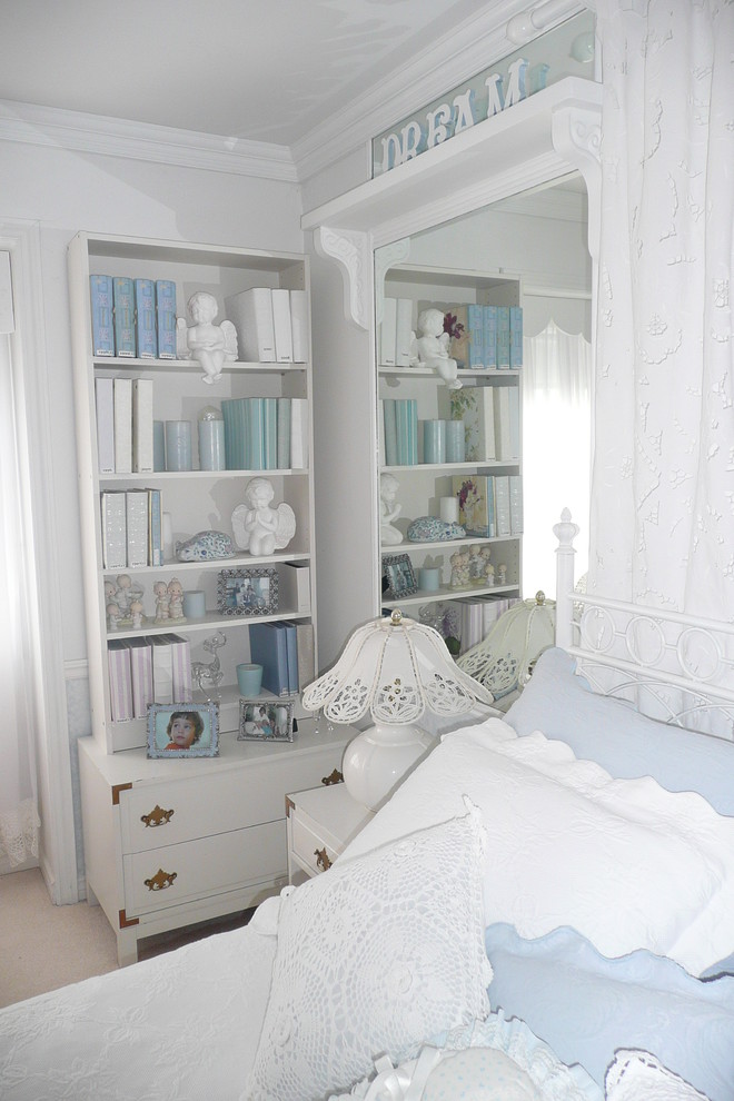 Bild på ett vintage sovrum, med vita väggar