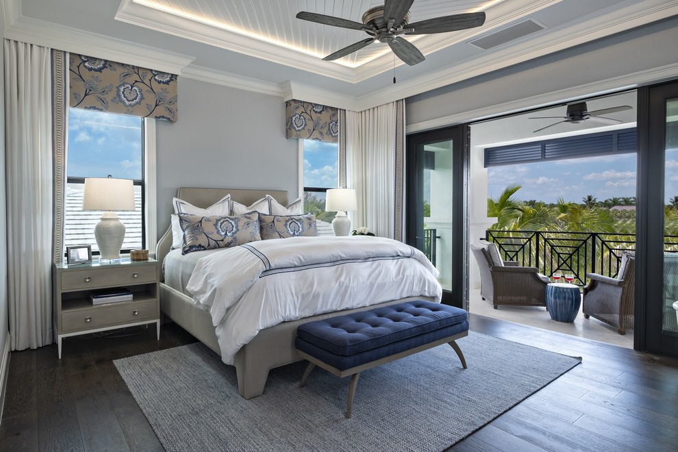 Пример оригинального дизайна: спальня в морском стиле с серыми стенами, темным паркетным полом и коричневым полом
