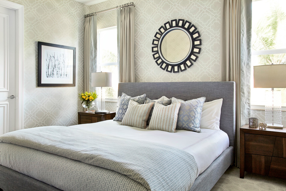 На фото: маленькая гостевая спальня (комната для гостей) в стиле неоклассика (современная классика) с бежевыми стенами и ковровым покрытием для на участке и в саду с