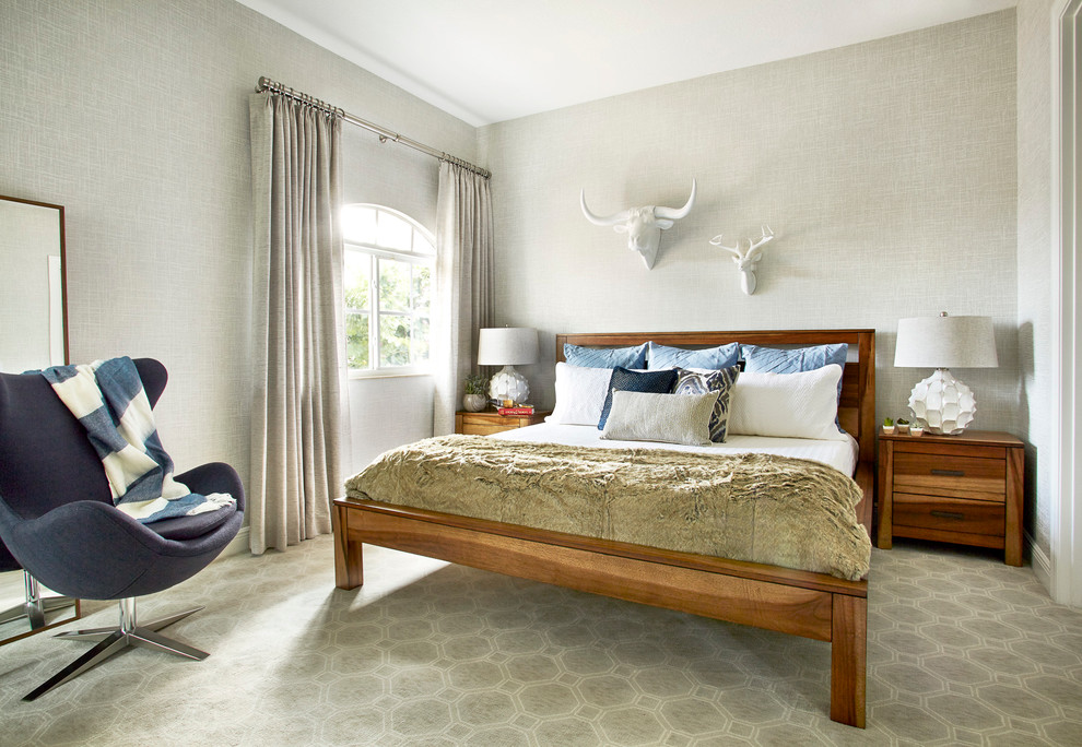マイアミにある小さなトランジショナルスタイルのおしゃれな客用寝室 (カーペット敷き、グレーの壁) のインテリア