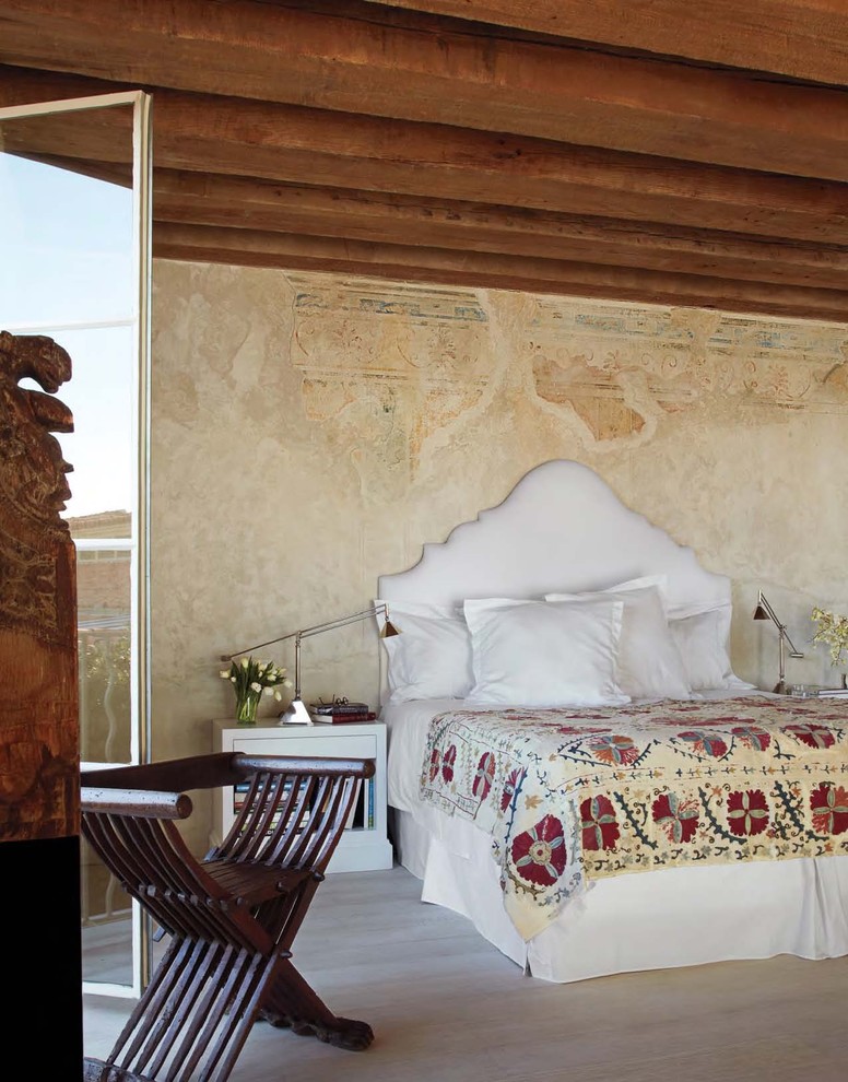 Foto de dormitorio mediterráneo con suelo de madera clara