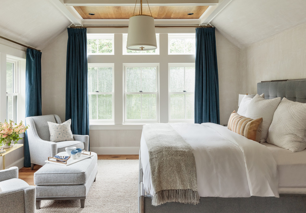 Идея дизайна: спальня в стиле кантри с серыми стенами, паркетным полом среднего тона и коричневым полом
