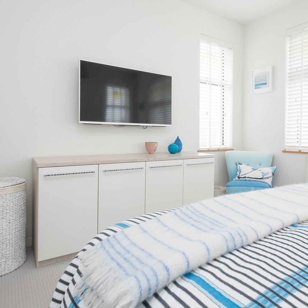 Diseño de dormitorio principal costero pequeño con paredes blancas y moqueta