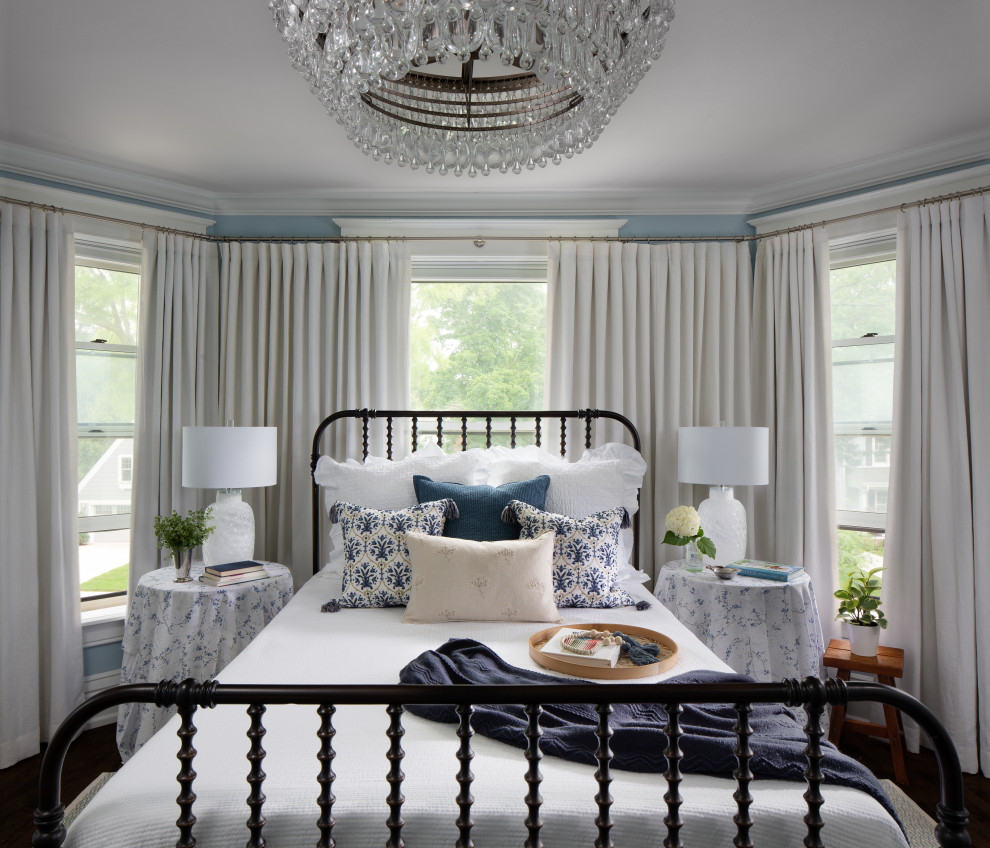 Ispirazione per una camera da letto country con pareti blu, parquet scuro e pavimento marrone