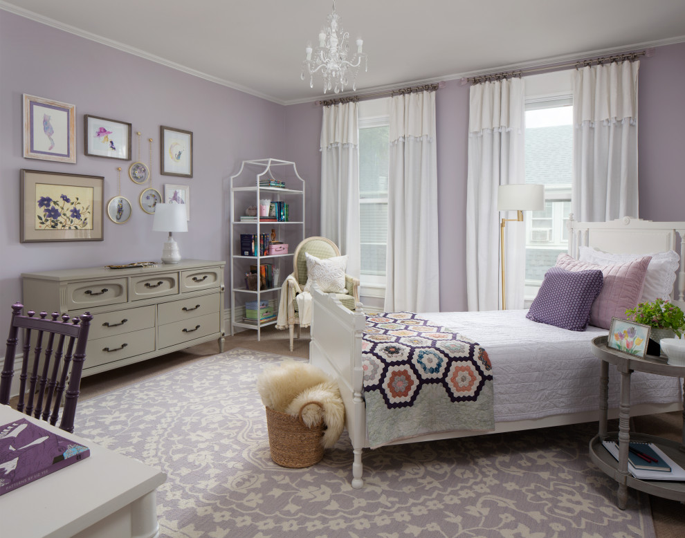 Пример оригинального дизайна: спальня в стиле неоклассика (современная классика) с фиолетовыми стенами