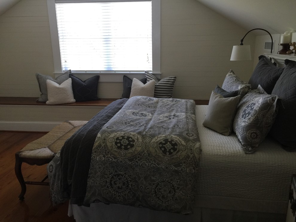Cette photo montre une chambre d'amis nature de taille moyenne avec un mur blanc, un sol en bois brun et aucune cheminée.