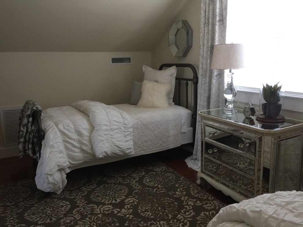 Immagine di una camera da letto stile loft country di medie dimensioni con pareti bianche e pavimento in legno massello medio