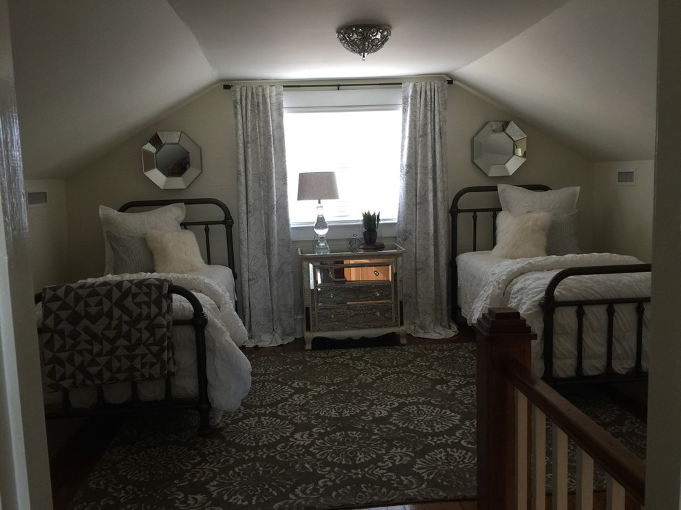 Immagine di una camera da letto stile loft country di medie dimensioni con pareti bianche, pavimento in legno massello medio e nessun camino