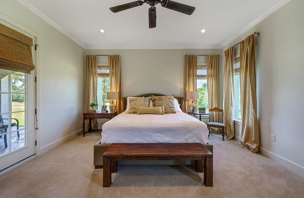 Country Hauptschlafzimmer mit weißer Wandfarbe und Teppichboden in Dallas