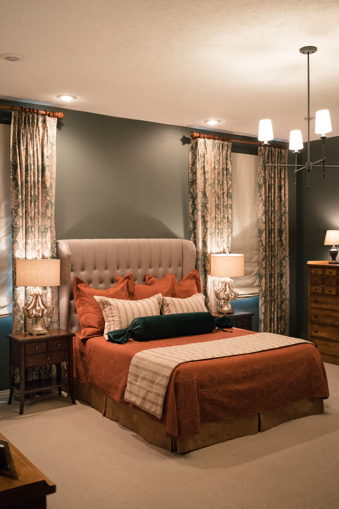 Ejemplo de dormitorio principal clásico de tamaño medio con paredes verdes, moqueta y suelo beige