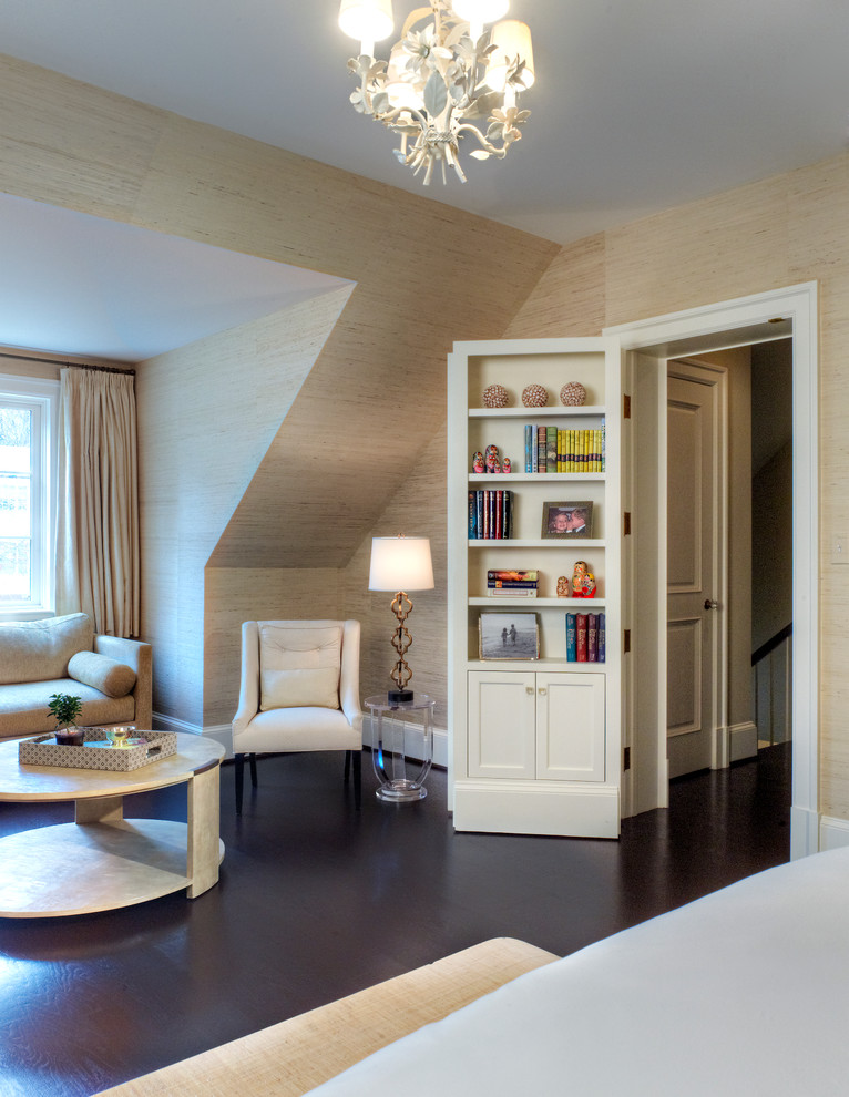 Стильный дизайн: гостевая спальня (комната для гостей) в современном стиле с бежевыми стенами и темным паркетным полом - последний тренд