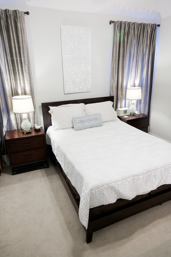 Imagen de dormitorio actual con paredes blancas
