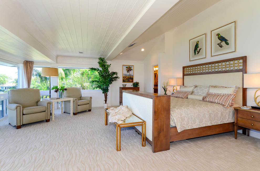 Großes Maritimes Hauptschlafzimmer ohne Kamin mit weißer Wandfarbe und Teppichboden in Sonstige