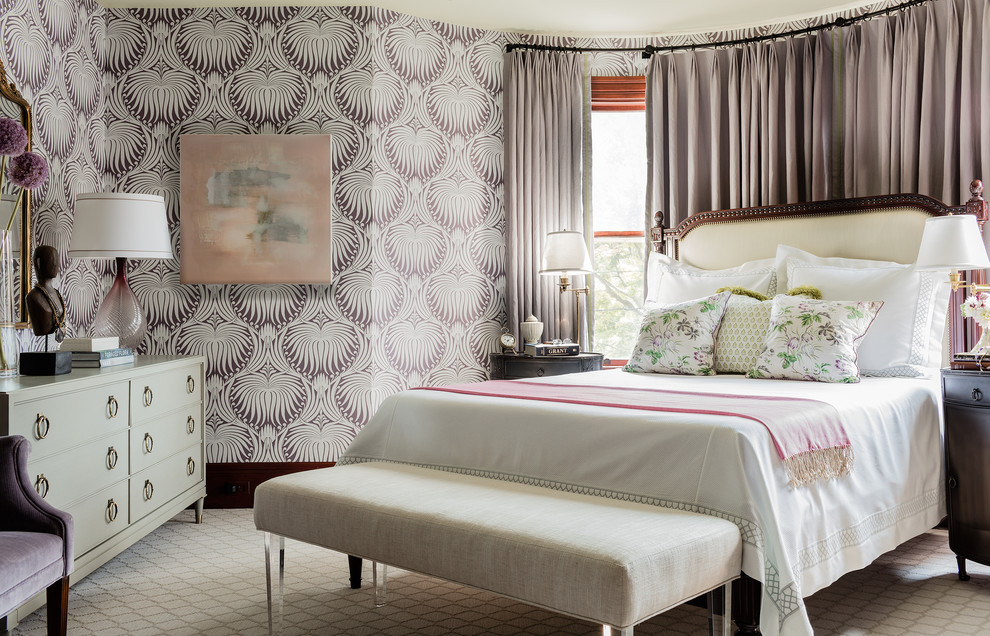Mittelgroßes Klassisches Hauptschlafzimmer ohne Kamin mit lila Wandfarbe, Teppichboden und grauem Boden in Boston