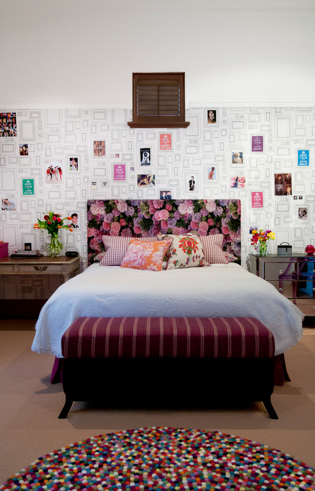 Modelo de dormitorio tradicional renovado con paredes multicolor