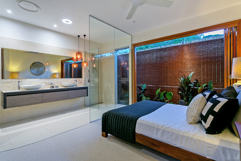 Diseño de dormitorio principal tropical pequeño con paredes blancas y moqueta