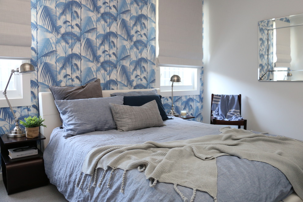 Источник вдохновения для домашнего уюта: гостевая спальня среднего размера, (комната для гостей) в морском стиле с ковровым покрытием и белыми стенами