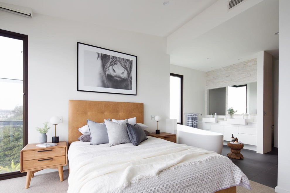 Идея дизайна: большая хозяйская спальня в современном стиле с белыми стенами, ковровым покрытием и бежевым полом
