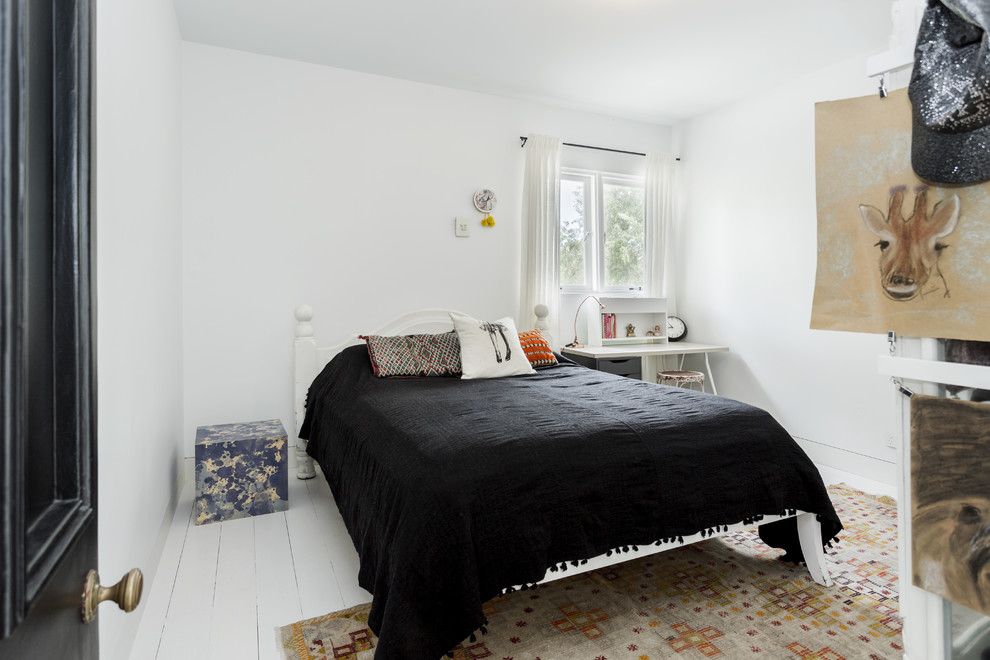 Ispirazione per una grande camera degli ospiti mediterranea con pareti bianche, pavimento in legno verniciato e pavimento bianco