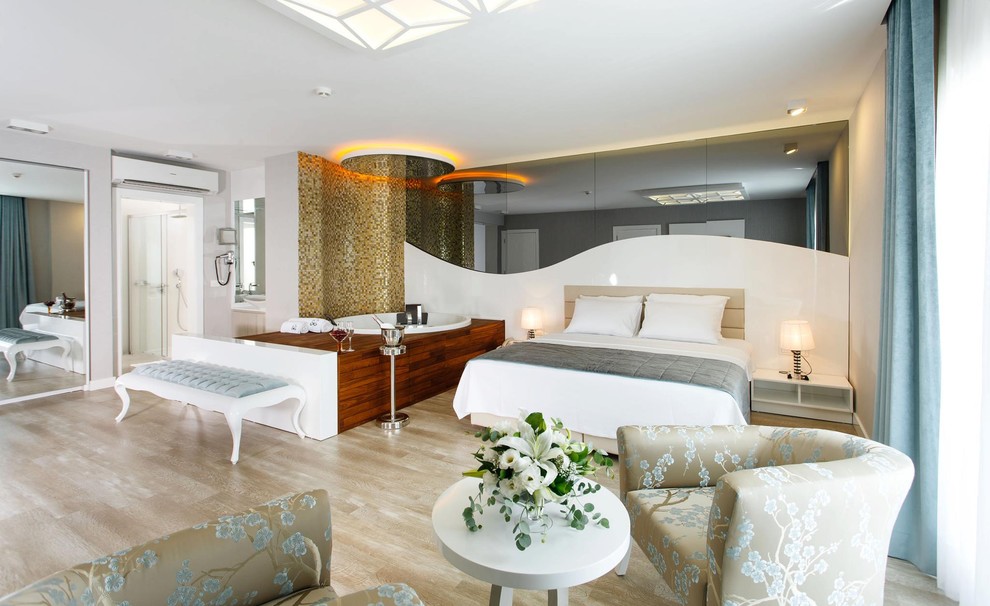 Esempio di una camera da letto design con parquet chiaro