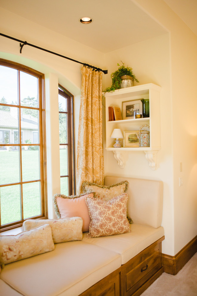 Diseño de habitación de invitados romántica de tamaño medio sin chimenea con paredes beige y moqueta