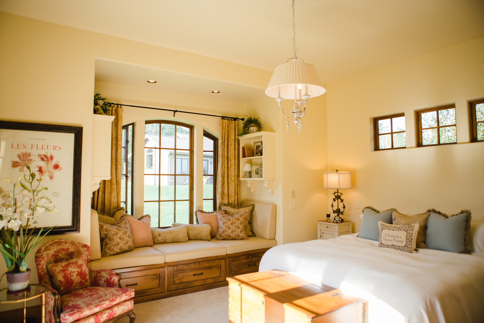 Esempio di una camera degli ospiti shabby-chic style di medie dimensioni con pareti beige, moquette e nessun camino