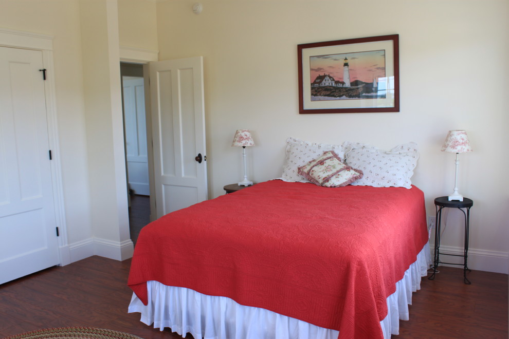 Modelo de habitación de invitados tradicional grande sin chimenea con paredes beige y suelo vinílico