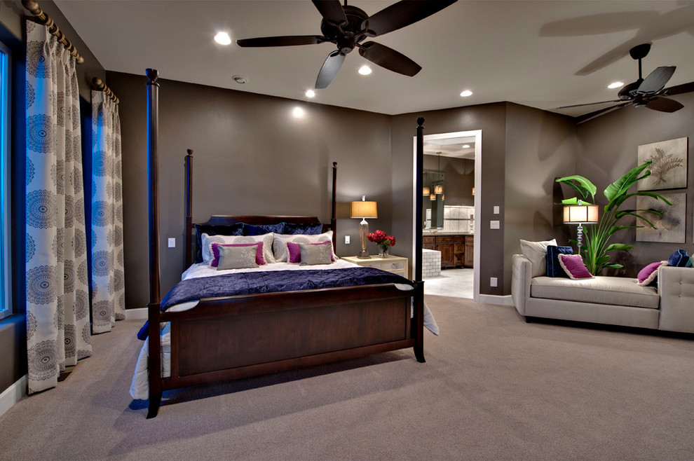 На фото: спальня в современном стиле с серыми стенами с