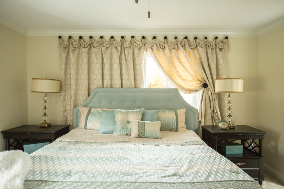 デンバーにある中くらいなトランジショナルスタイルのおしゃれな主寝室 (ベージュの壁、カーペット敷き、ベージュの床)