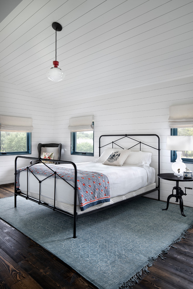 Foto de habitación de invitados de estilo de casa de campo con paredes blancas, suelo de madera oscura y suelo marrón