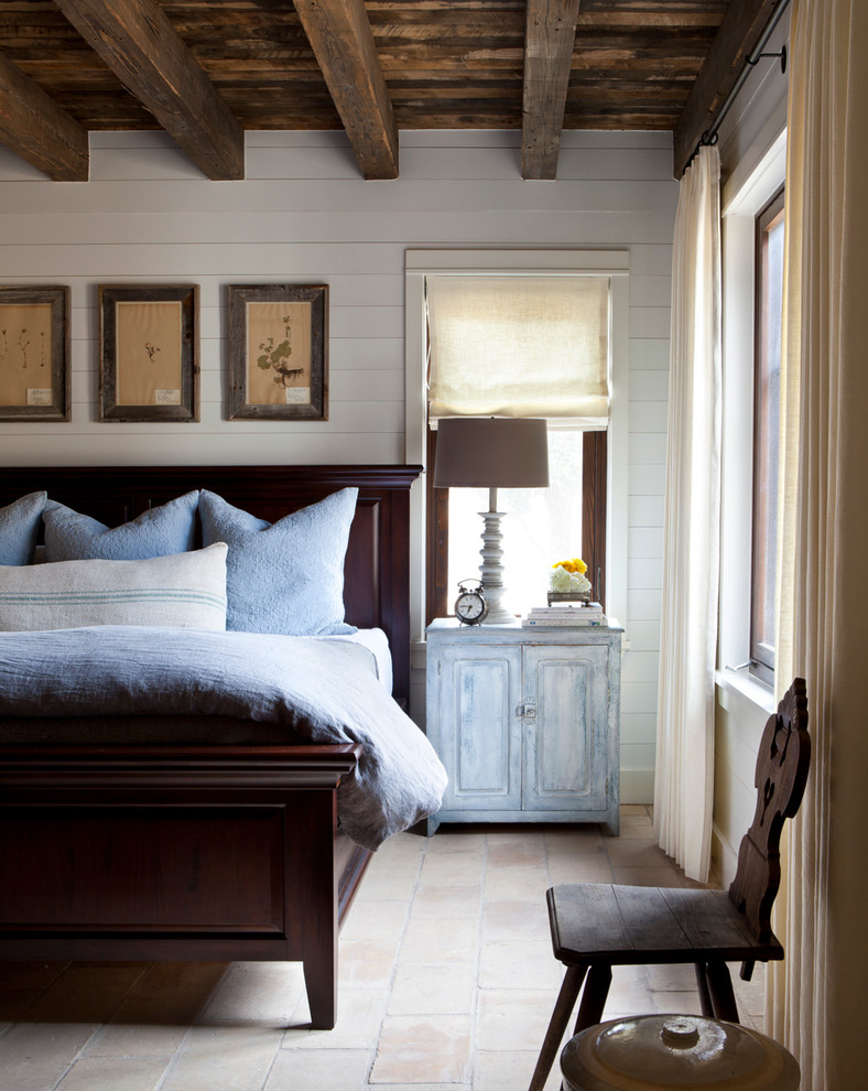 Пример оригинального дизайна: хозяйская спальня в стиле кантри с белыми стенами